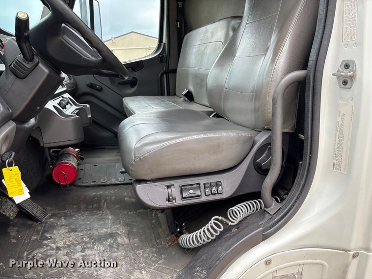 image for item FC5850 2013 Freightliner  Buisness Class M2 106 truck cab and chassis
