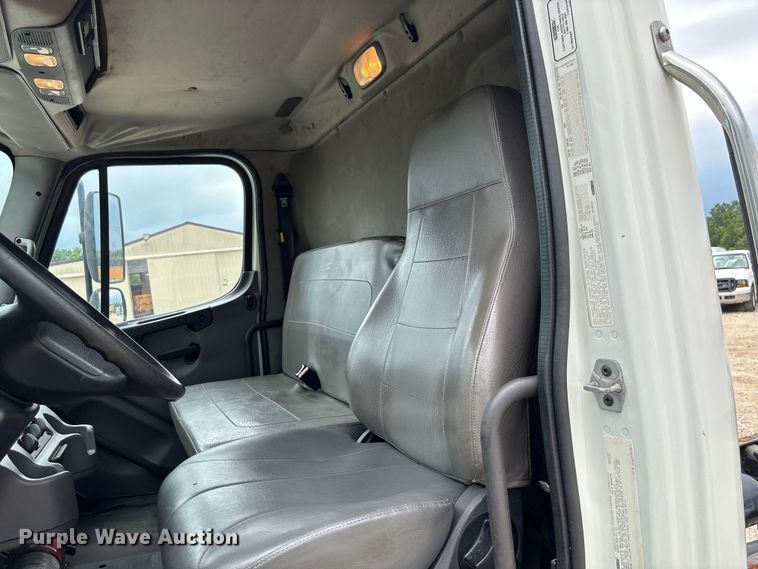 image for item FC5850 2013 Freightliner  Buisness Class M2 106 truck cab and chassis