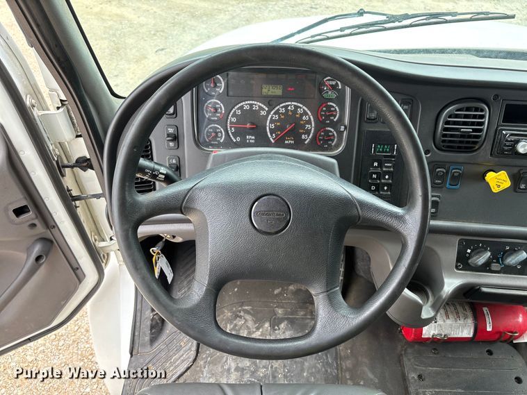 image for item FC5850 2013 Freightliner  Buisness Class M2 106 truck cab and chassis