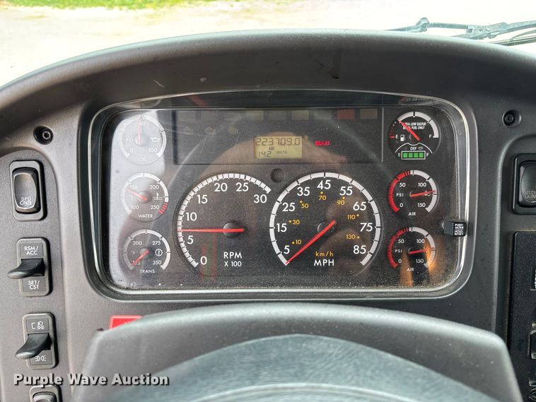 image for item FC5850 2013 Freightliner  Buisness Class M2 106 truck cab and chassis