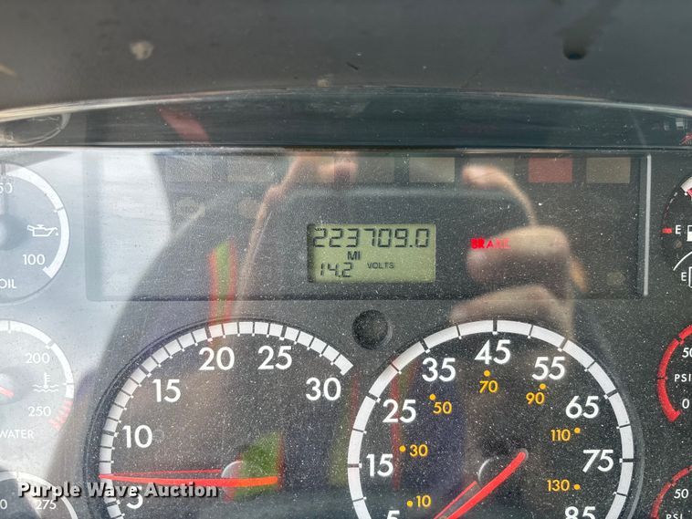 image for item FC5850 2013 Freightliner  Buisness Class M2 106 truck cab and chassis