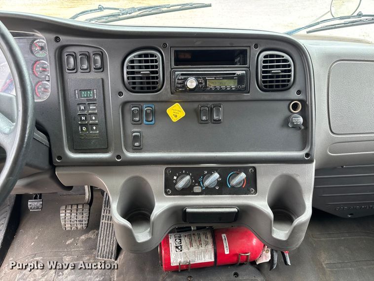 image for item FC5850 2013 Freightliner  Buisness Class M2 106 truck cab and chassis