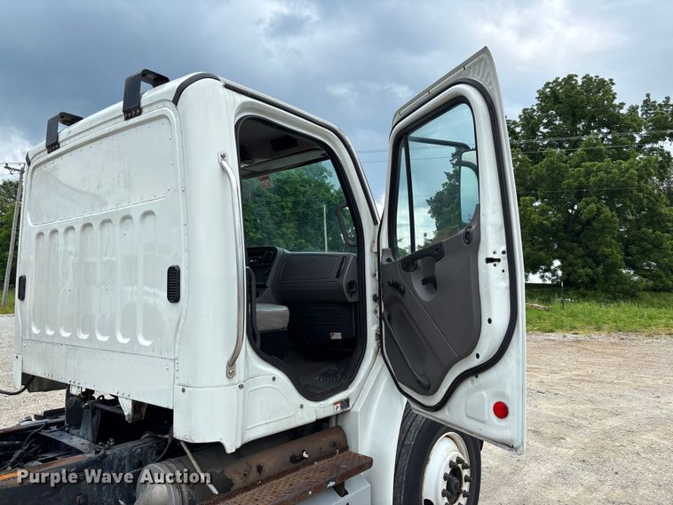 image for item FC5850 2013 Freightliner  Buisness Class M2 106 truck cab and chassis
