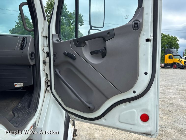 image for item FC5850 2013 Freightliner  Buisness Class M2 106 truck cab and chassis