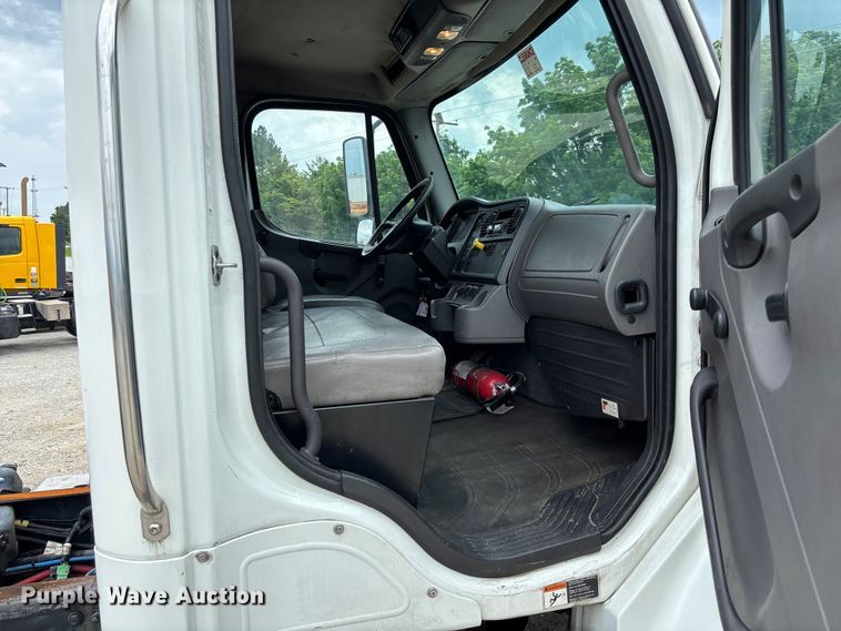 image for item FC5850 2013 Freightliner  Buisness Class M2 106 truck cab and chassis