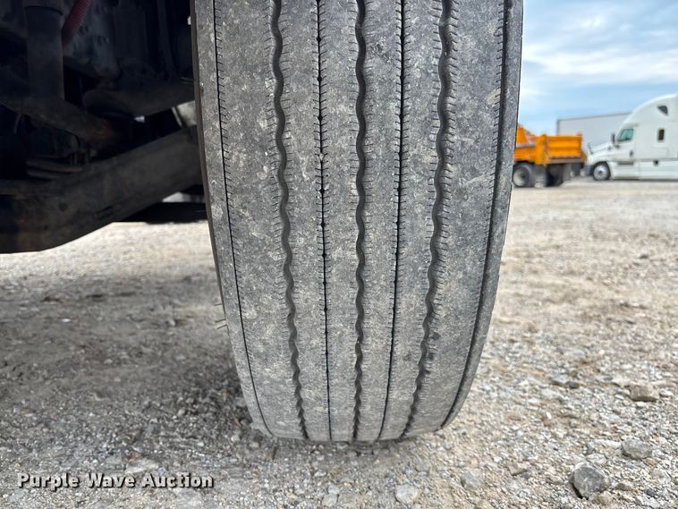 image for item FC5850 2013 Freightliner  Buisness Class M2 106 truck cab and chassis