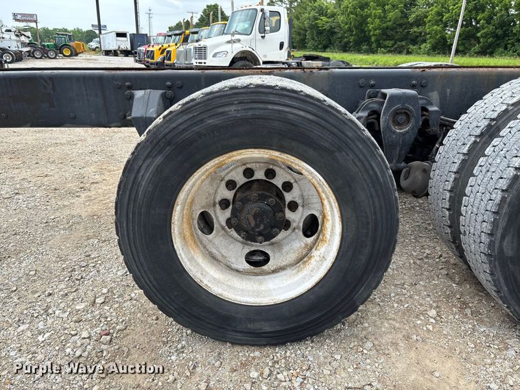 image for item FC5850 2013 Freightliner  Buisness Class M2 106 truck cab and chassis