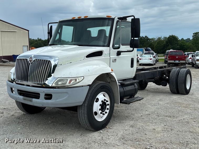 image for item FC5851 2006 International 4300 truck cab and chassis