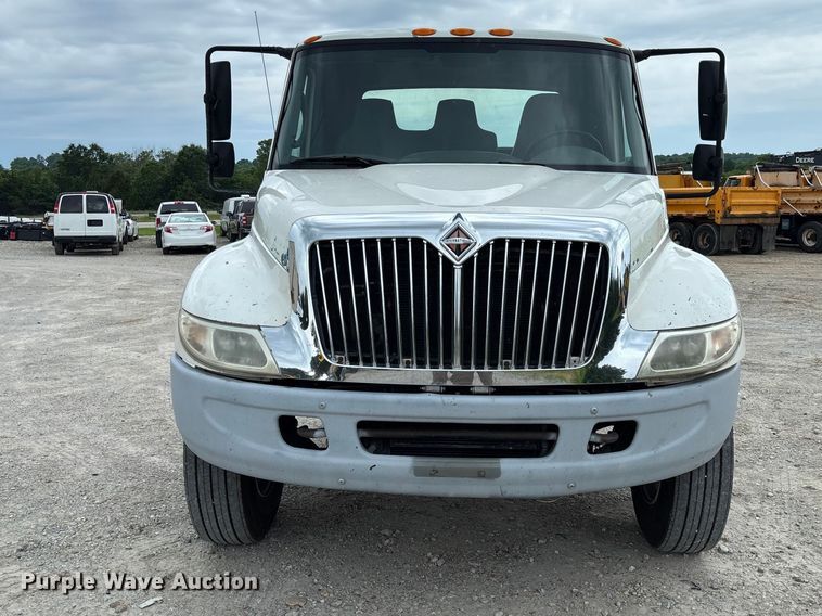 image for item FC5851 2006 International 4300 truck cab and chassis