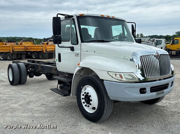 image for item FC5851 2006 International 4300 truck cab and chassis
