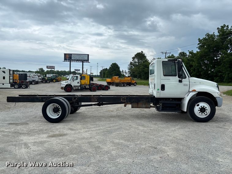 image for item FC5851 2006 International 4300 truck cab and chassis