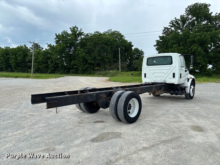 image for item FC5851 2006 International 4300 truck cab and chassis