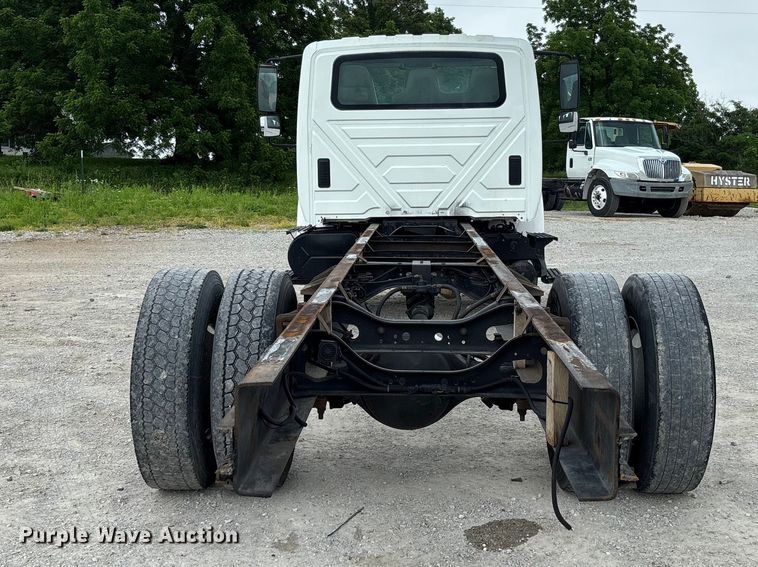 image for item FC5851 2006 International 4300 truck cab and chassis