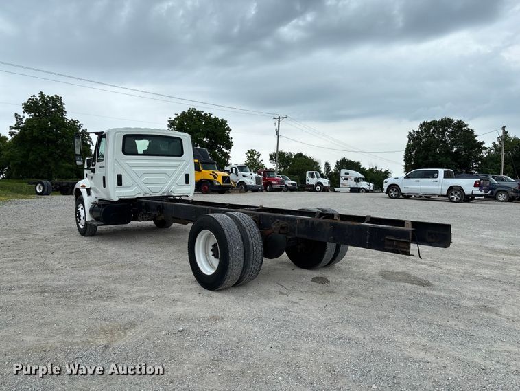 image for item FC5851 2006 International 4300 truck cab and chassis