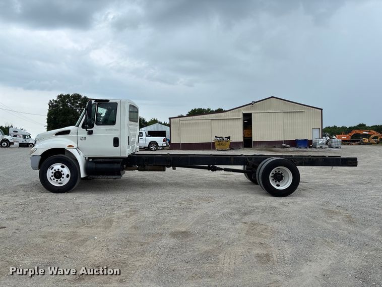 image for item FC5851 2006 International 4300 truck cab and chassis