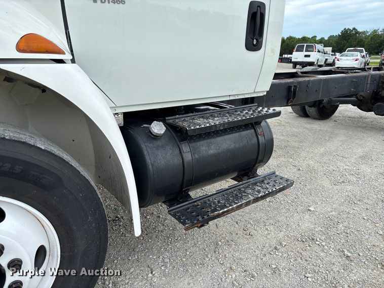 image for item FC5851 2006 International 4300 truck cab and chassis