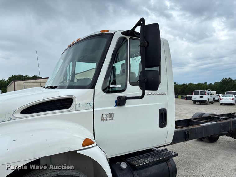 image for item FC5851 2006 International 4300 truck cab and chassis