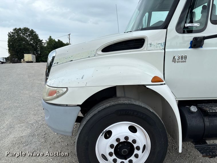 image for item FC5851 2006 International 4300 truck cab and chassis
