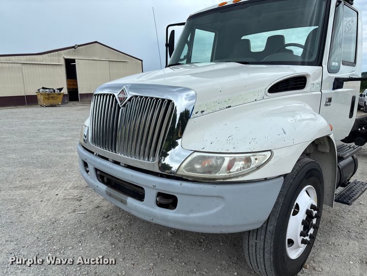 image for item FC5851 2006 International 4300 truck cab and chassis