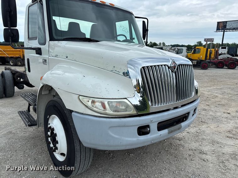 image for item FC5851 2006 International 4300 truck cab and chassis