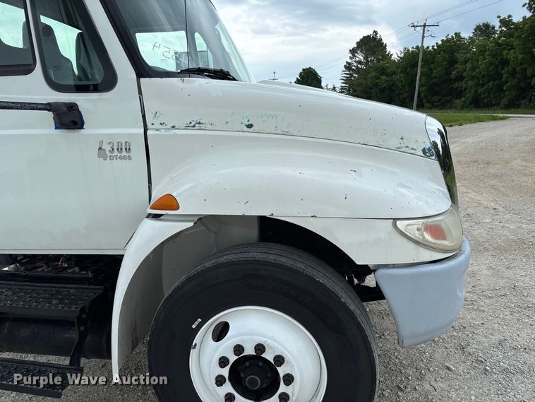 image for item FC5851 2006 International 4300 truck cab and chassis