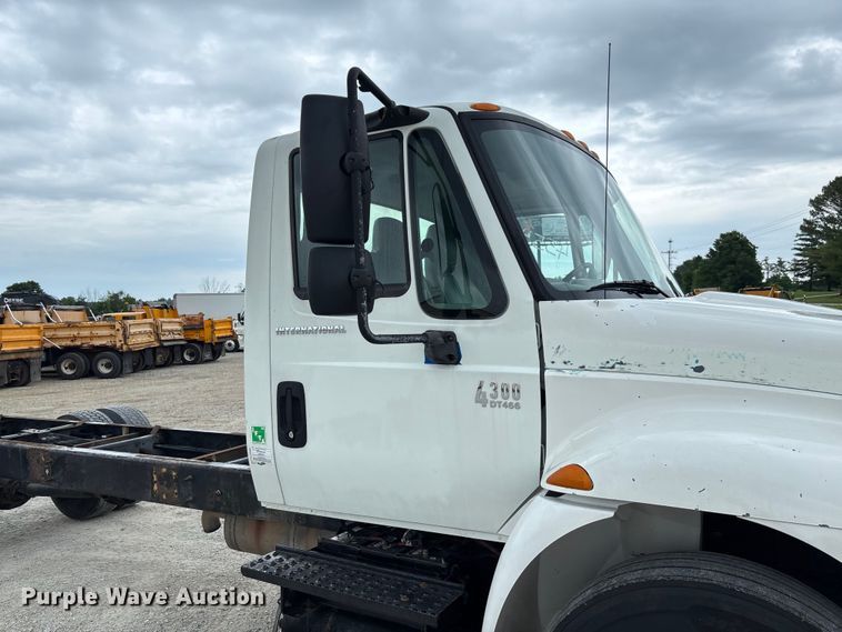 image for item FC5851 2006 International 4300 truck cab and chassis