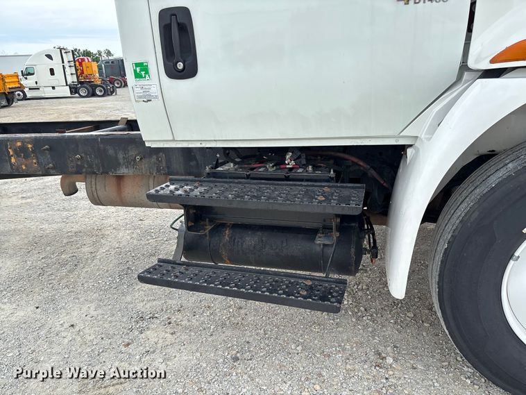 image for item FC5851 2006 International 4300 truck cab and chassis
