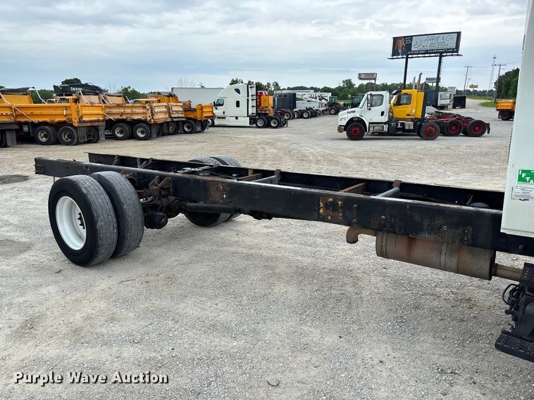 image for item FC5851 2006 International 4300 truck cab and chassis