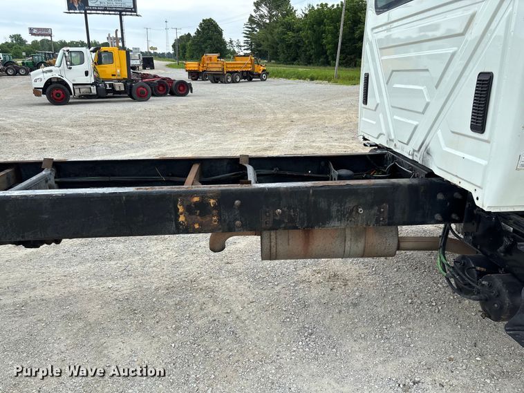 image for item FC5851 2006 International 4300 truck cab and chassis
