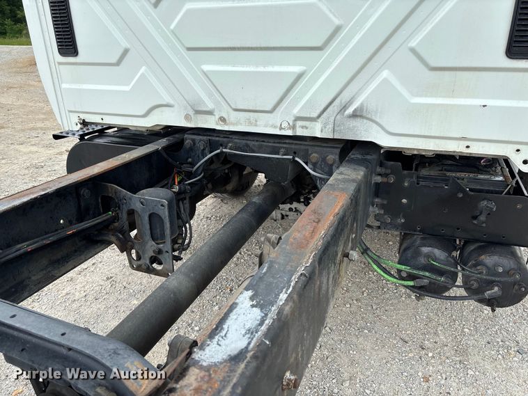 image for item FC5851 2006 International 4300 truck cab and chassis
