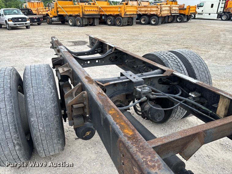 image for item FC5851 2006 International 4300 truck cab and chassis
