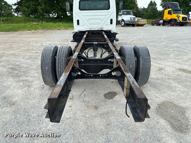 image for item FC5851 2006 International 4300 truck cab and chassis