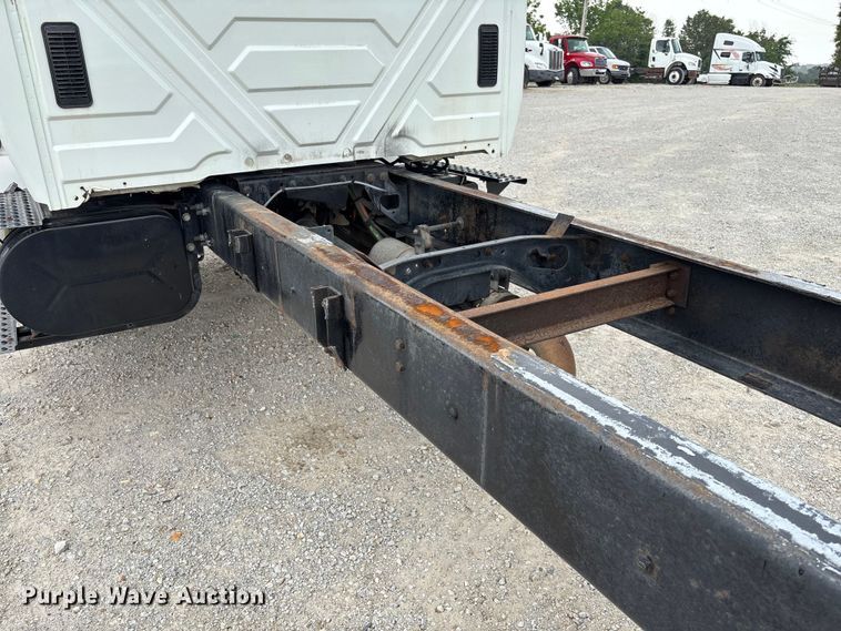 image for item FC5851 2006 International 4300 truck cab and chassis