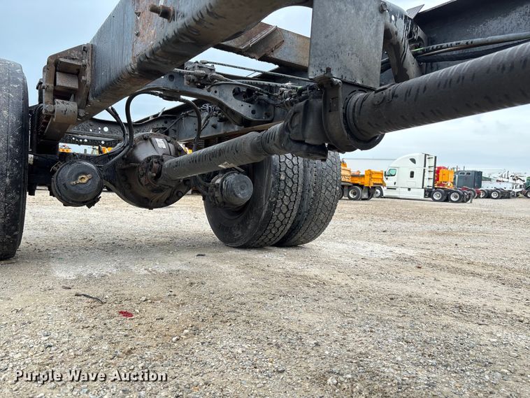 image for item FC5851 2006 International 4300 truck cab and chassis