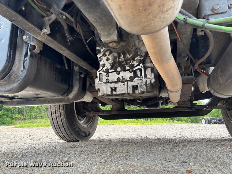 image for item FC5851 2006 International 4300 truck cab and chassis