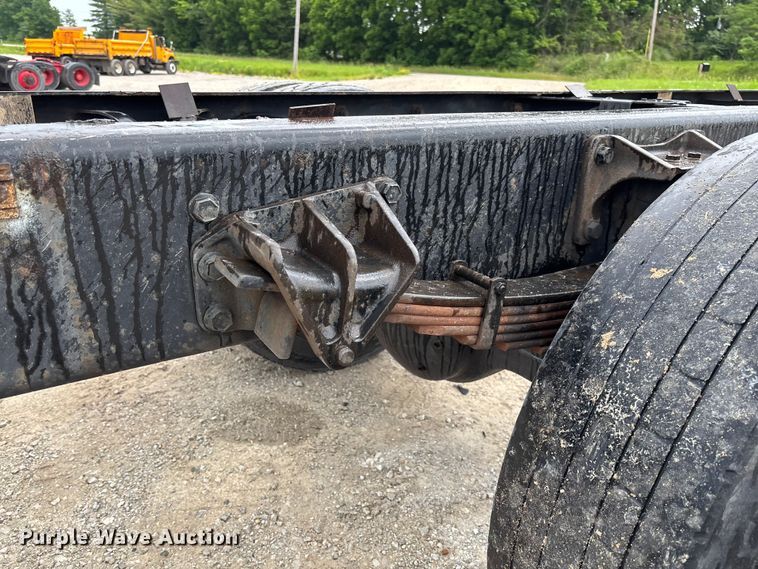 image for item FC5851 2006 International 4300 truck cab and chassis