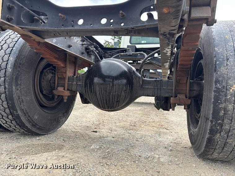 image for item FC5851 2006 International 4300 truck cab and chassis