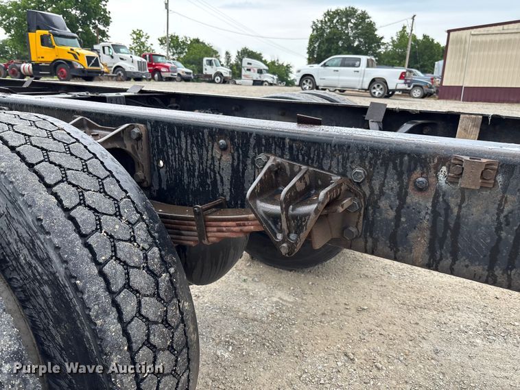 image for item FC5851 2006 International 4300 truck cab and chassis