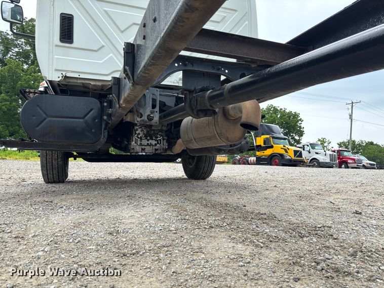 image for item FC5851 2006 International 4300 truck cab and chassis