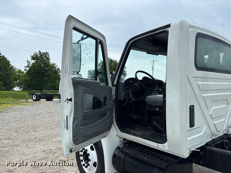 image for item FC5851 2006 International 4300 truck cab and chassis