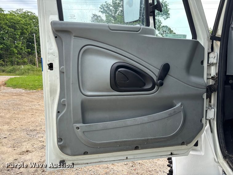 image for item FC5851 2006 International 4300 truck cab and chassis