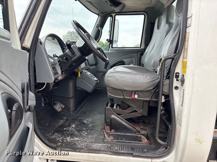image for item FC5851 2006 International 4300 truck cab and chassis