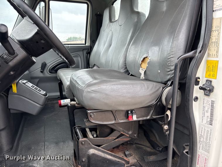 image for item FC5851 2006 International 4300 truck cab and chassis