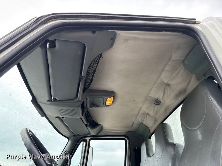 image for item FC5851 2006 International 4300 truck cab and chassis