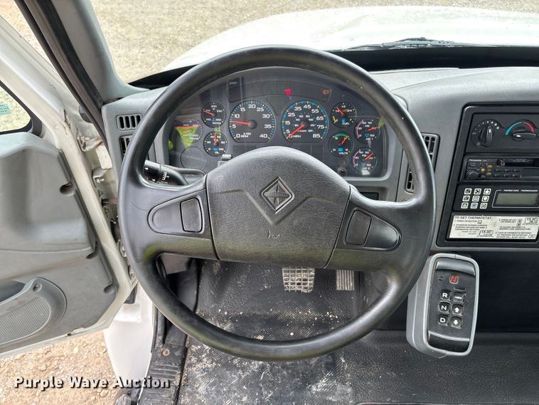 image for item FC5851 2006 International 4300 truck cab and chassis
