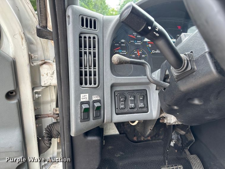 image for item FC5851 2006 International 4300 truck cab and chassis