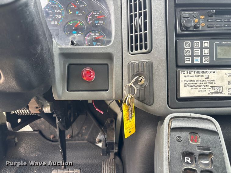 image for item FC5851 2006 International 4300 truck cab and chassis