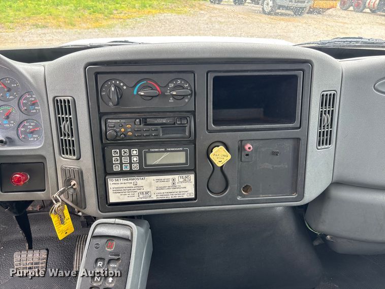 image for item FC5851 2006 International 4300 truck cab and chassis