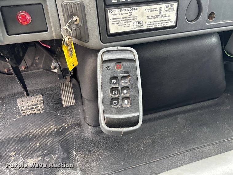 image for item FC5851 2006 International 4300 truck cab and chassis