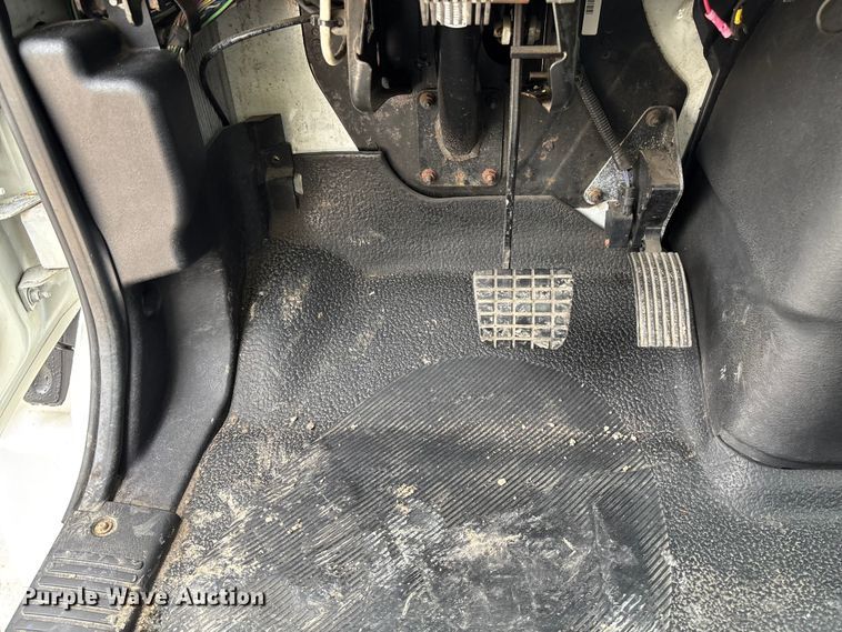 image for item FC5851 2006 International 4300 truck cab and chassis